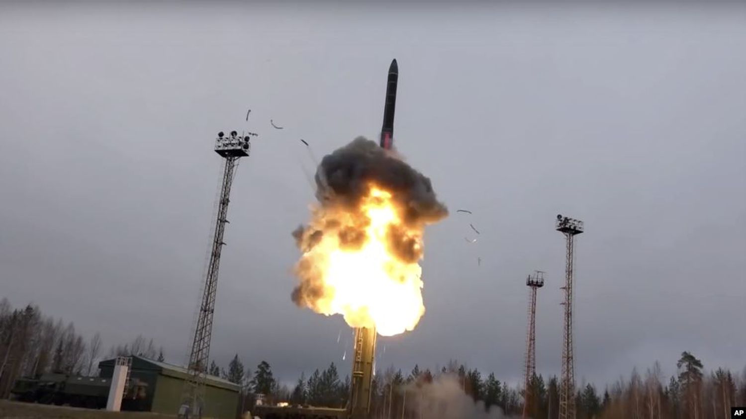 Rusia dice que desplegó sus primeros misiles nucleares hipersónicos