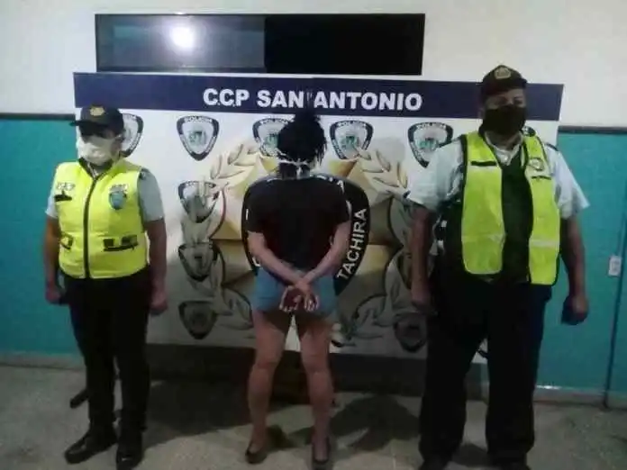 Mujer enfurecida apuñaló a su vecina por una plancha de cabello