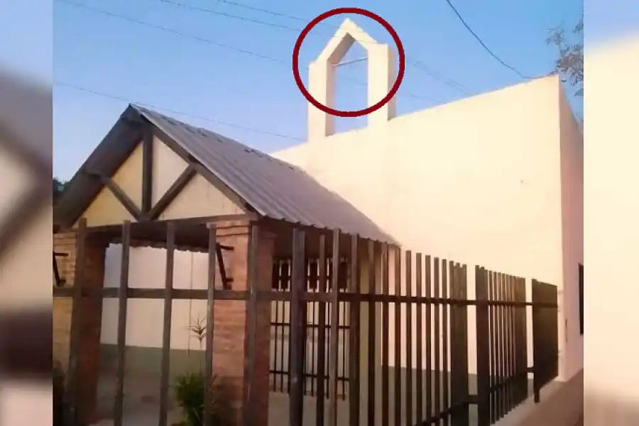 Fueron a anunciar la misa, cuando notaron que les robaron la campana de bronce con soga y todo