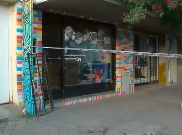 El dueño de un local de la zona sur fue agredido por un conocido para robarle