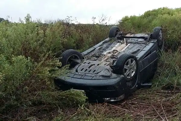 Hombre de 36 años y su hija de 5 volcaron en la Ruta 20
