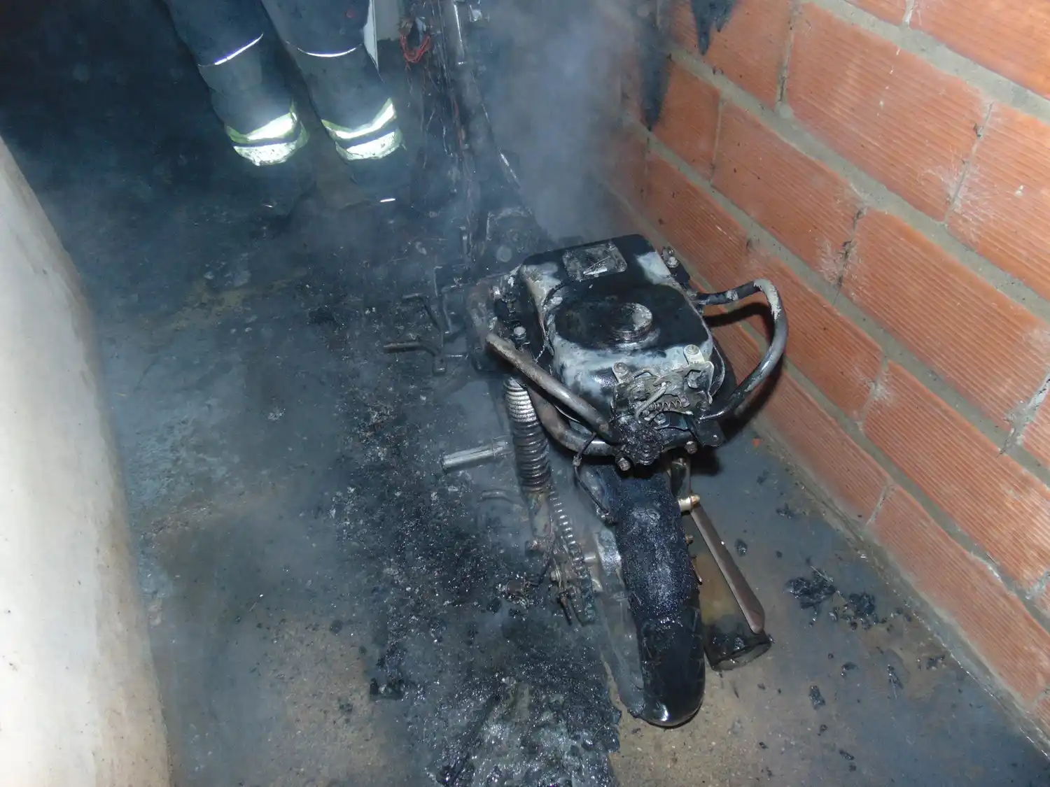 Una de las motocicletas fue totalmente consumida por las llamas.