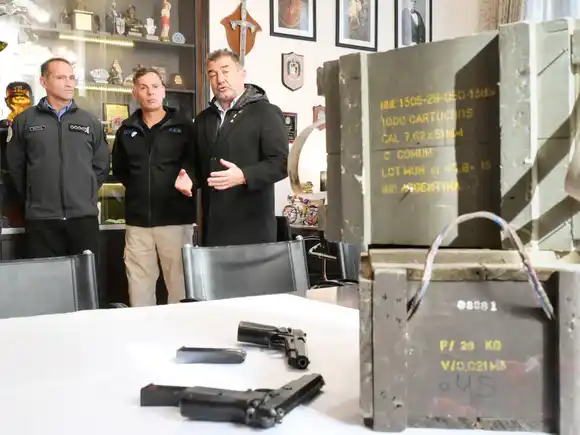 La Policía recibió 195 pistolas del Servicio Penitenciario