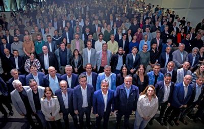 Llaryora defendió el “modelo Córdoba”, se mostró con intendentes y criticó otra vez a Milei