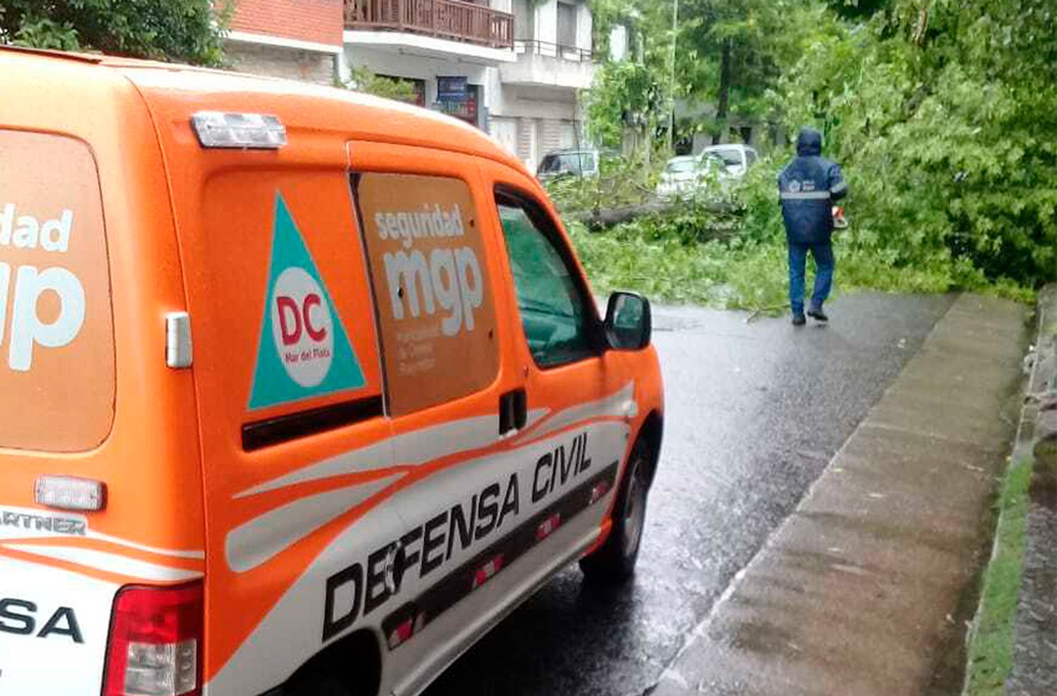 Defensa Civil realiza intervenciones en Mar del Plata que espera varios días de tormenta