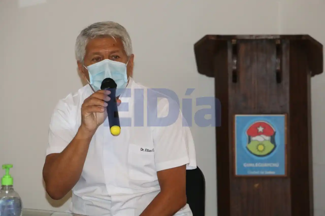 "Esto está teniendo forma más de una ola que de un brote", alertó el director del Hospital