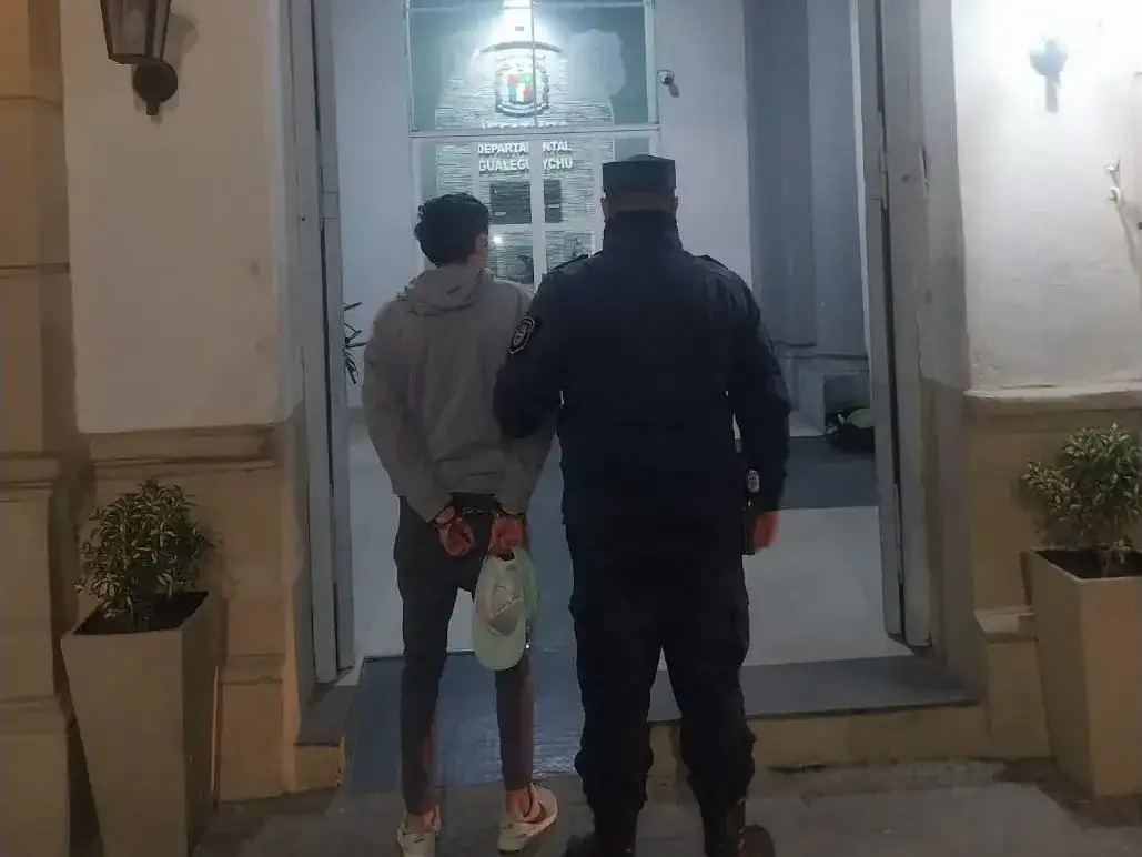 Dos delincuentes robaron una bicicleta empuñando un cuchillo carnicero, pero uno terminó detenido