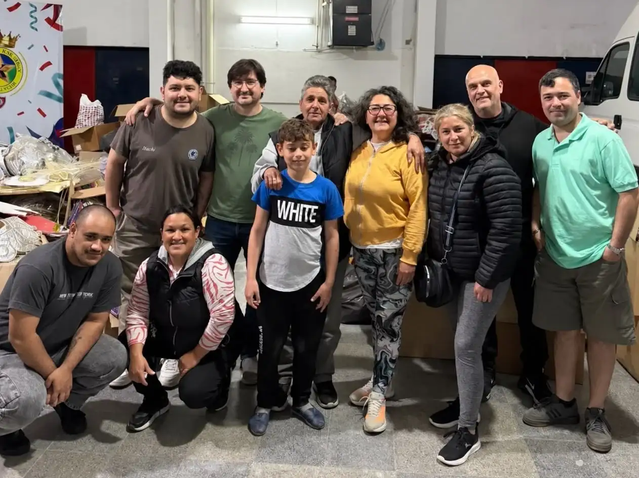 Donación de vestuarios y distintos materiales a las comparsas infantiles