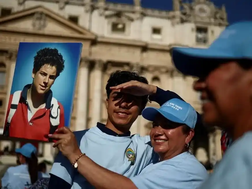 Miles de fieles colmaron la Plaza de San Pedro para presenciar la canonización. REUTERS/Guglielmo Mangiapane.