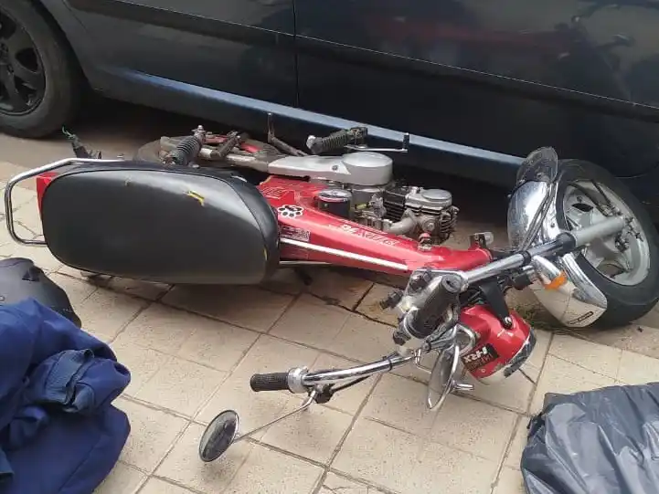 La motocicleta en la que se movilizaba el joven herido.