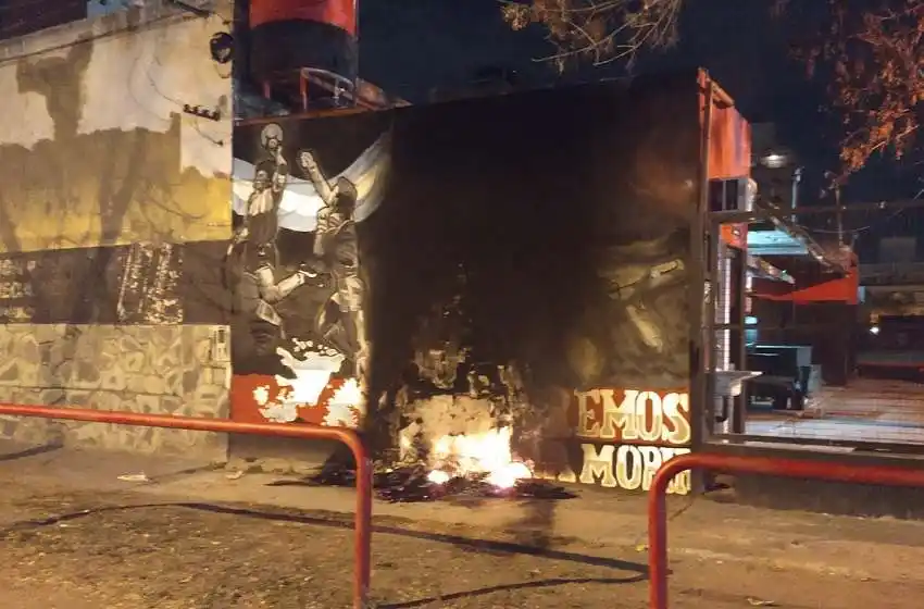 Recrudece la violencia en la previa al Clásico: prendieron fuego el frente de Malvinas, la escuelita de fútbol de Newells