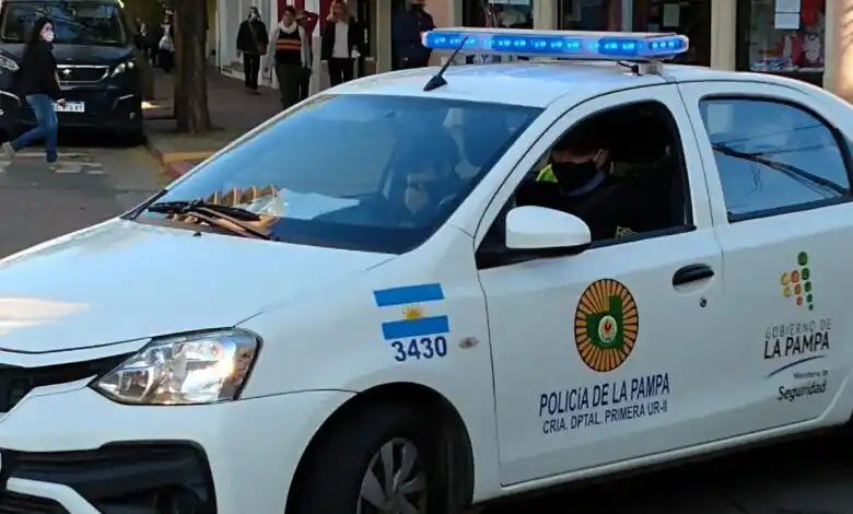 Discutió con su pareja en el auto y ella lo dejó desnudo en la ruta: “Era para darle una lección”