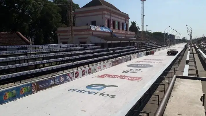 Le arrebataron el teléfono a una barrendera y los detuvieron en el Corsódromo