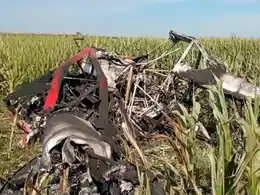 Una avioneta fumigadora se estrelló en un campo: el piloto se salvó de milagro