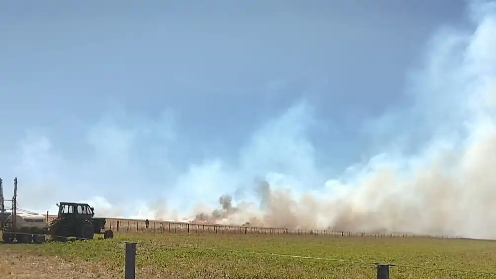Incendio en un campo de Copetonas: trabajan varias dotaciones de bomberos