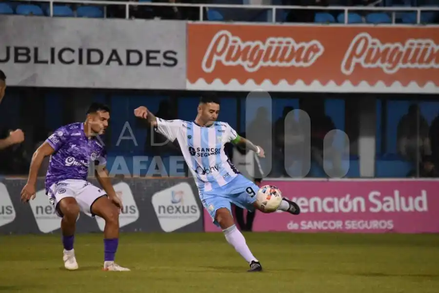 La Crema, con un jugador de más, empató con Sacachispas