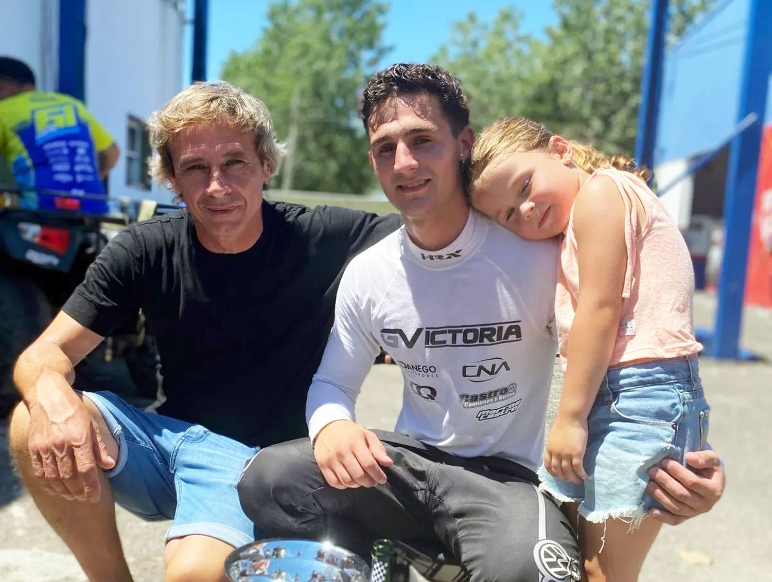 Junto a sus afectos. Marcos Castro con el trofeo y Guillermo, su padre y su hermana Nina