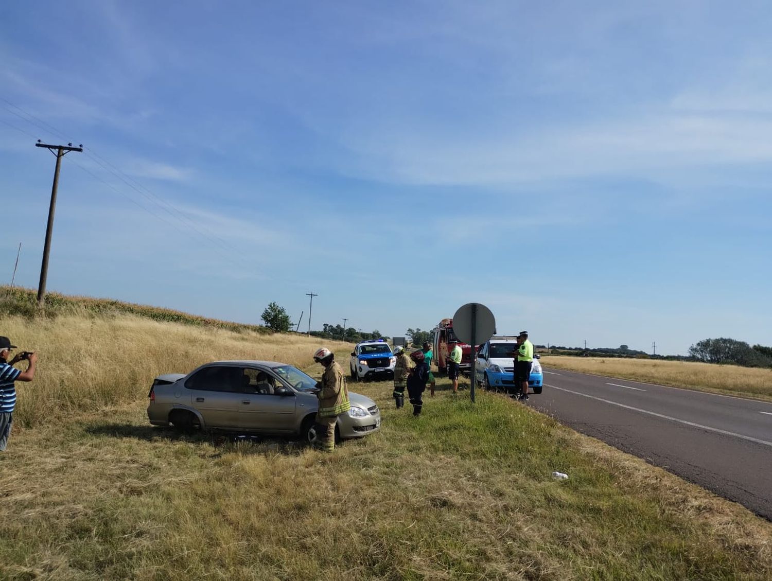 Se le desprendió una rueda en la Ruta 14 y terminó en la banquina