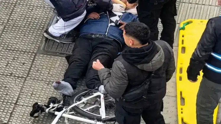 Un taxista se subió a la vereda y atropelló a dos peatones y un ciclista