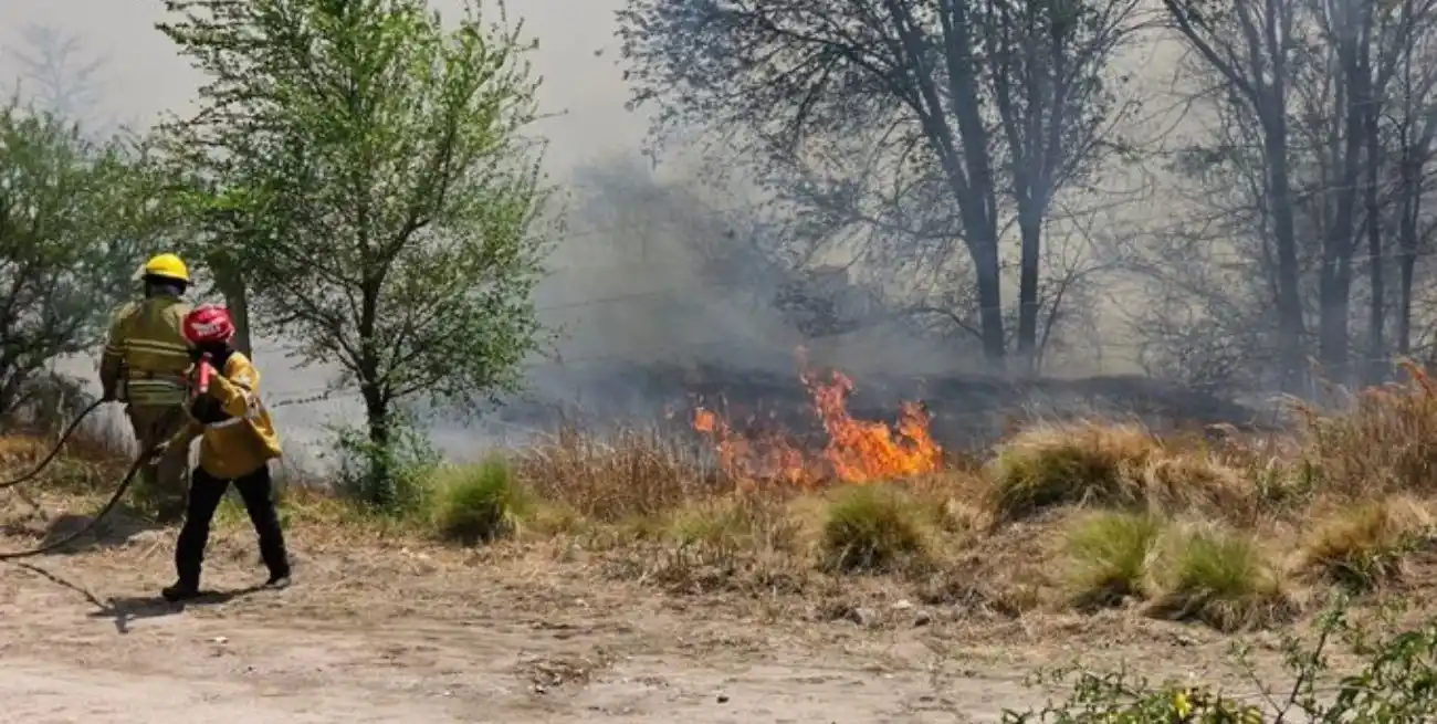 Bomberos trabajan en Calamuchita para apagar el fuego.