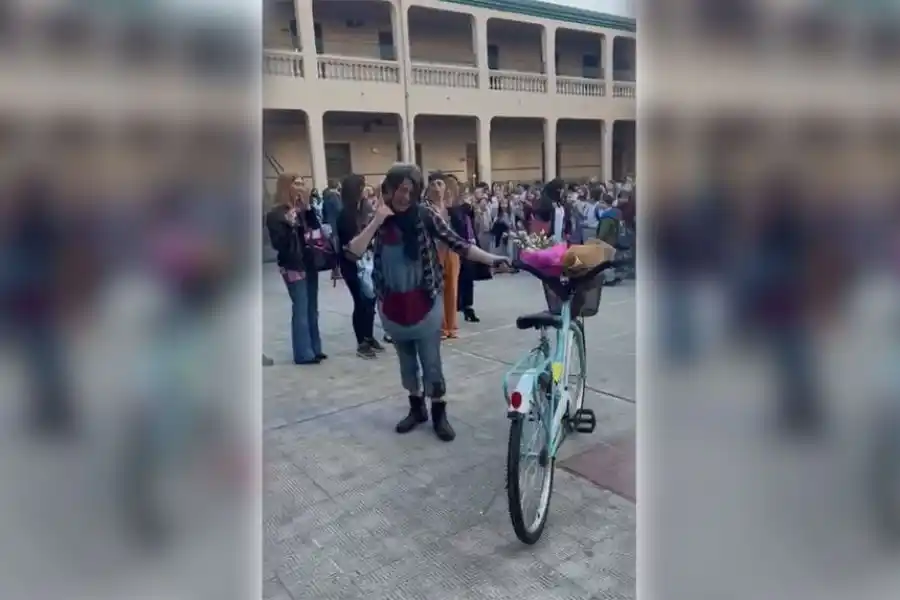 Le robaron su bicicleta y los alumnos usaron sus ahorros para comprarle una nueva: “Nunca imaginé algo así”