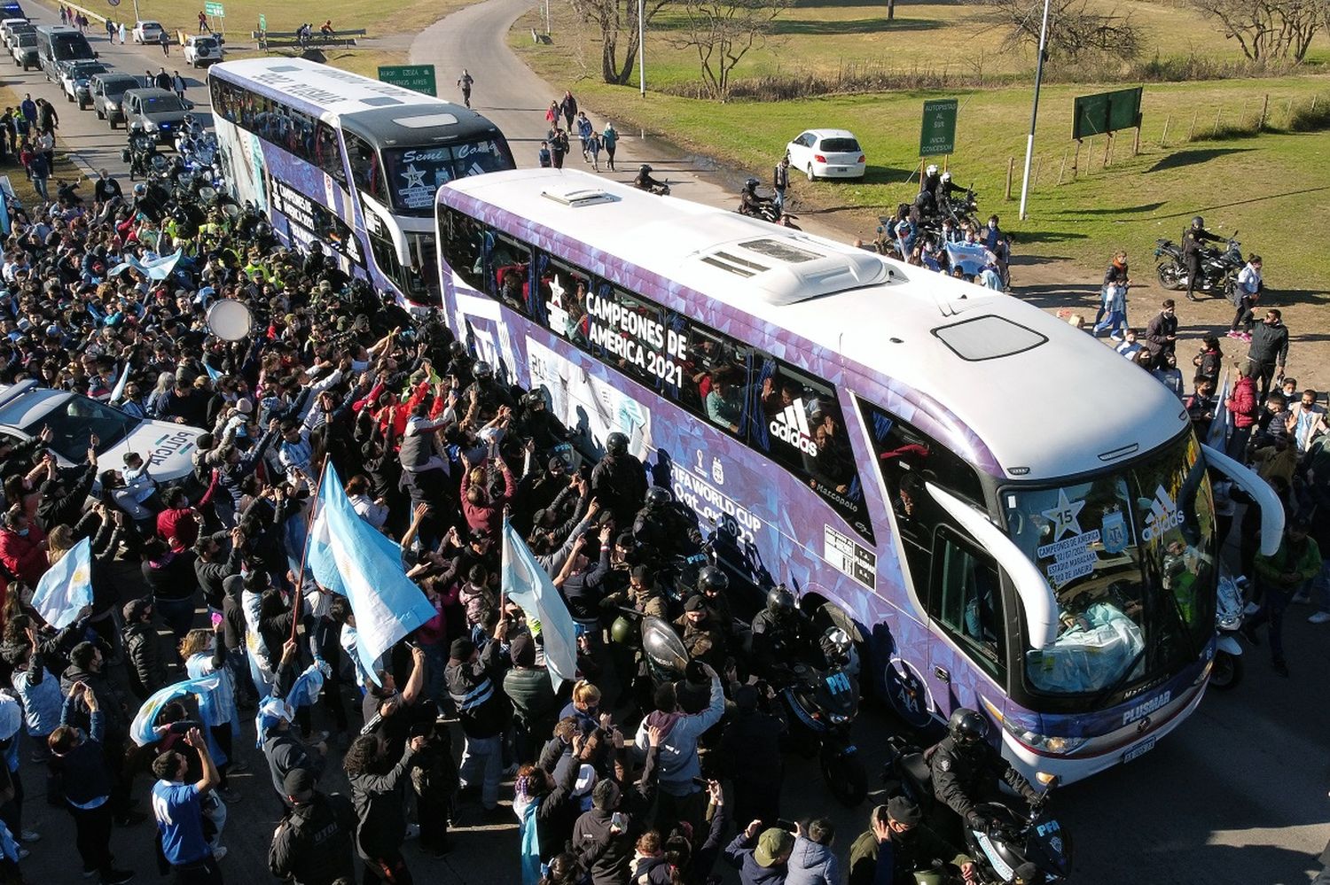 Enorme recibimiento popular a la Selección tras su arribo al país