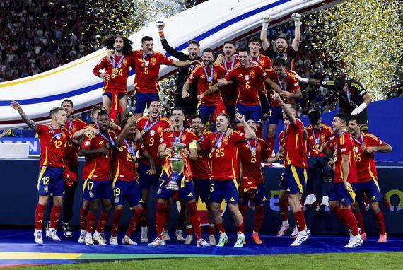 España desniveló en el final y también frustró a Inglaterra
