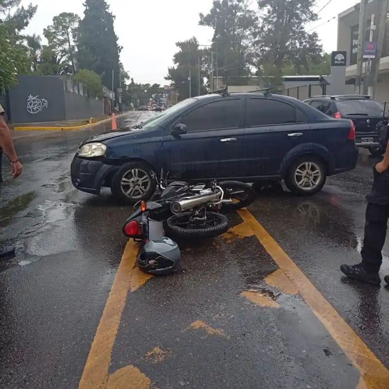 Choque entre una moto y un auto dejó un herido
