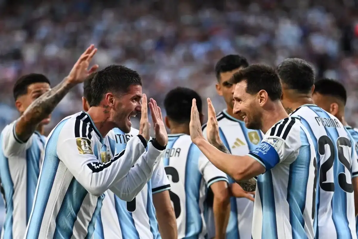 El festejo de Messi y De Paul tras la victoria ante Argelia.