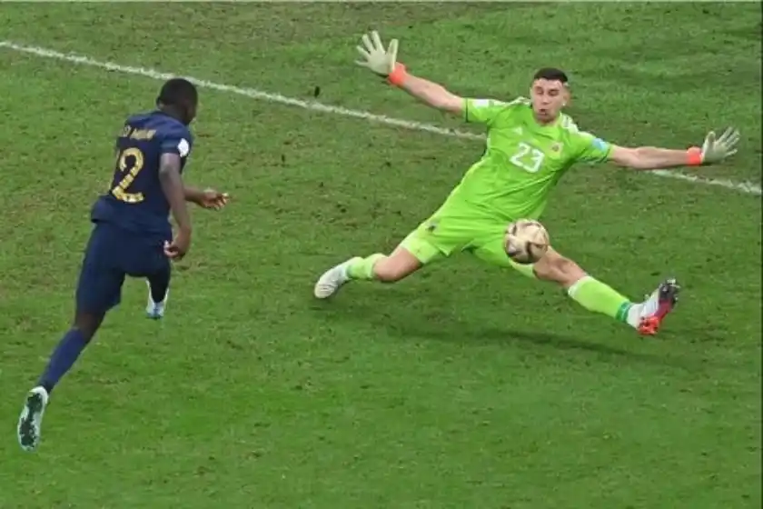 Dibu Martínez quedó segundo en el ranking de mejores arqueros del mundo