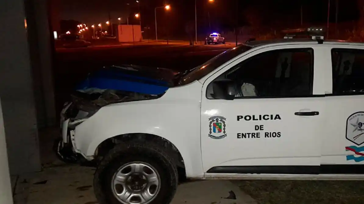 Un patrullero chocó un auto estacionado y luego impactó contra una columna de alumbrado