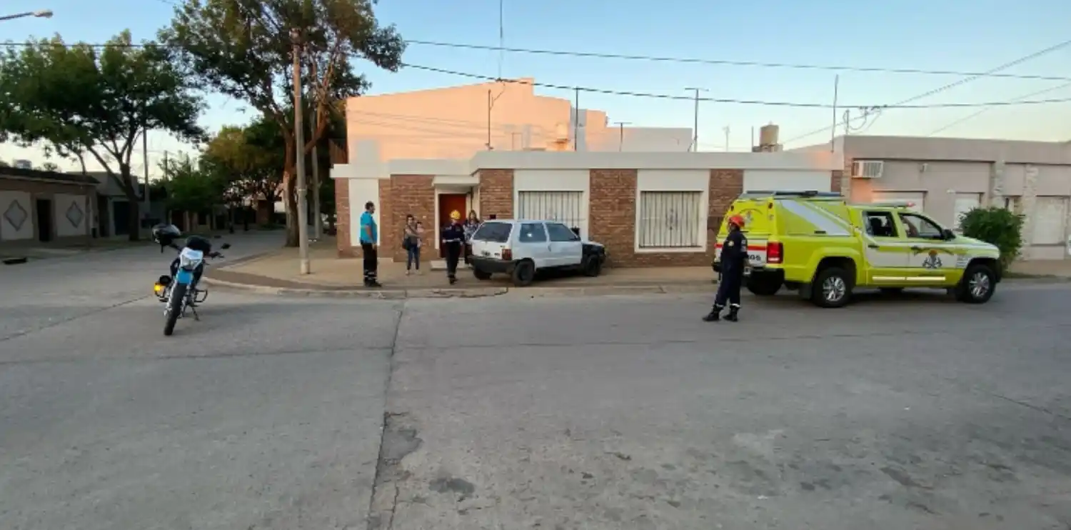 El Fiat Uno terminó impactando contra el frente de la vivienda.