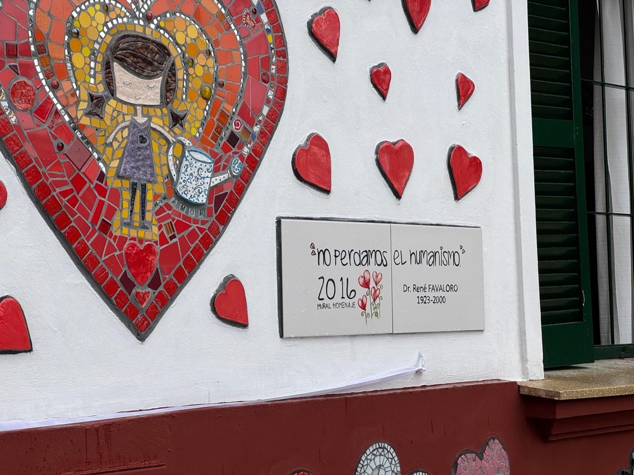La Escuela 502 inauguró la pbra de mosaiquismo que hay en su fachada en homenaje a René Favaloro.