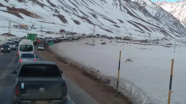 Alerta por nevadas. Cortes de ruta, hielo en la calzada y muchas familias caminando a la vera del camino