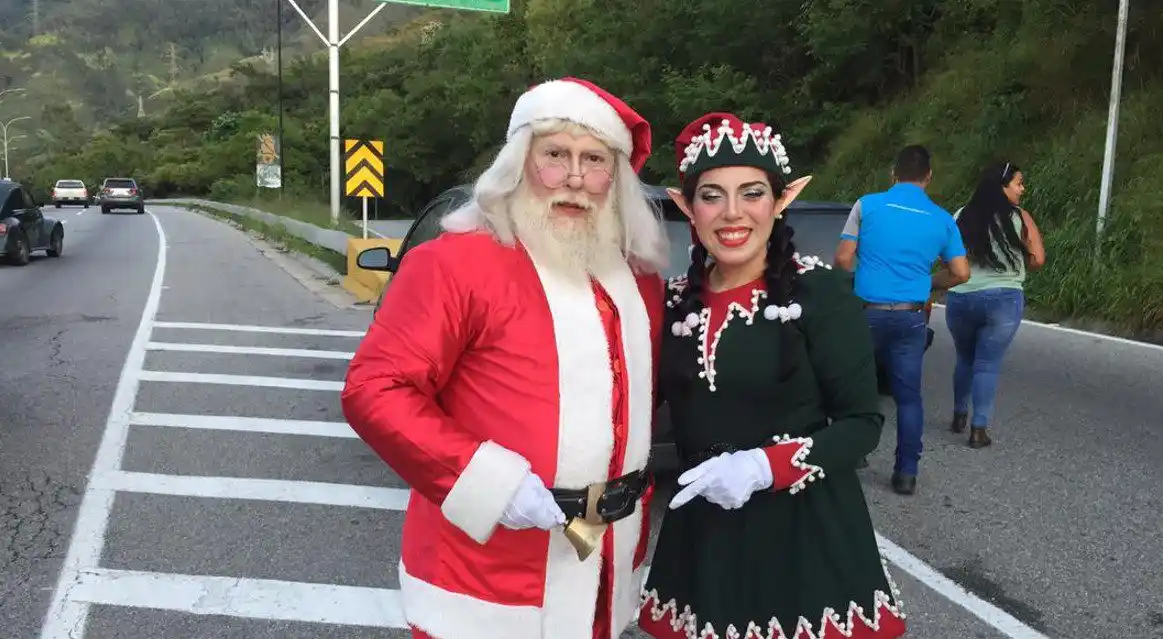 ¡LLEGÓ LA NAVIDAD A CARACAS! Dos Santas se disputaron a los conductores en la Cota Mil