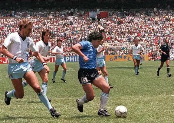 El Día del Futbolista, otro homenaje a Diego y su gol de antología