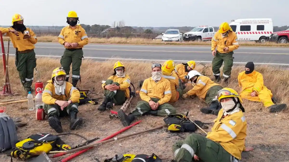 Impresionante despliegue de Bomberos que combaten el fuego en las Islas
