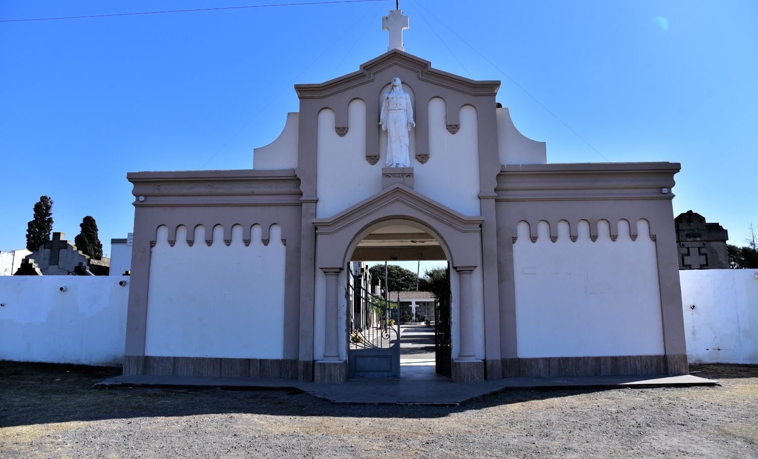 La Secretaría de Infraestructura municipal completó la reposición del sistema eléctrico en el cementerio de Plaza San Francisco tras actos vandálicos.