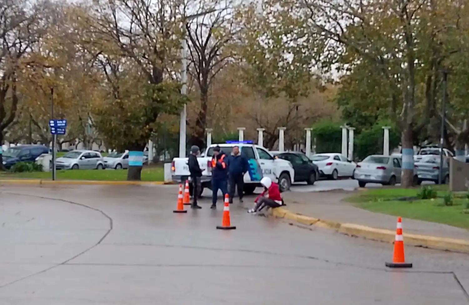 Ciclista con golpes, tras un choque en 59 y 58