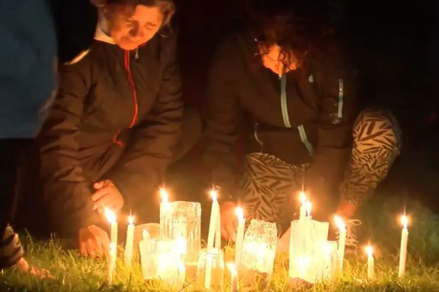 Conmoción en un pueblo santafesino: mató a puñaladas a su pareja en la avenida principal y frente a su hija