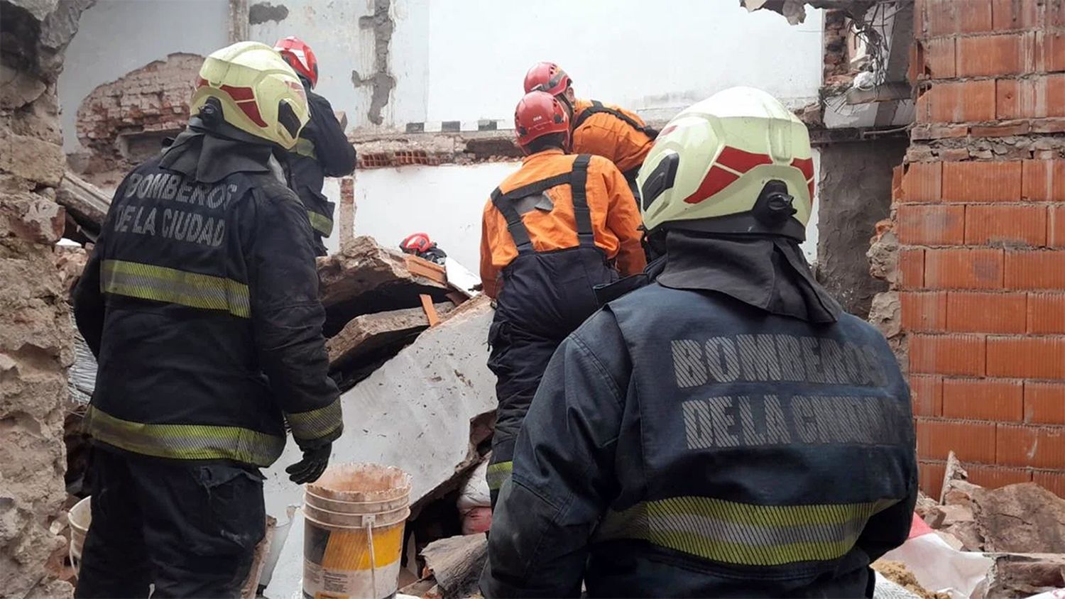 Personal de Bomberos trabaja en el lugar. (Foto: Policía de la Ciudad)