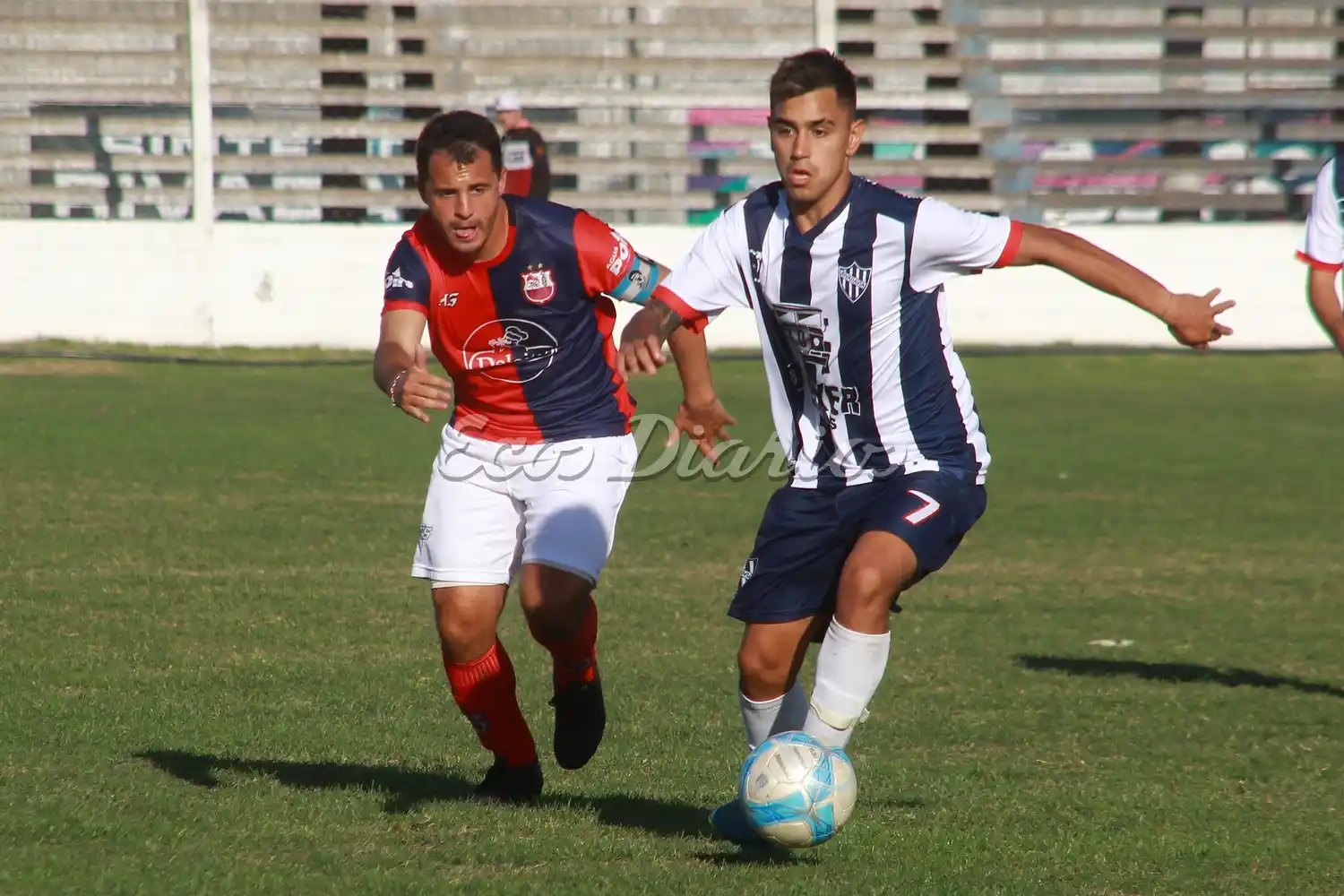 Kevin Ortueta con dominio de balón, ante la marca de Tomás Garcés