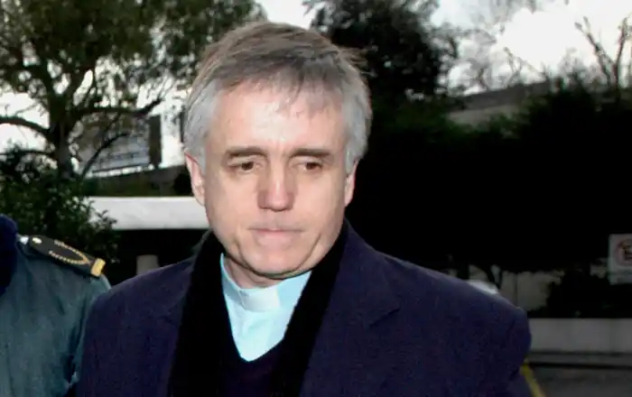 Definen la detención del cura Grassi