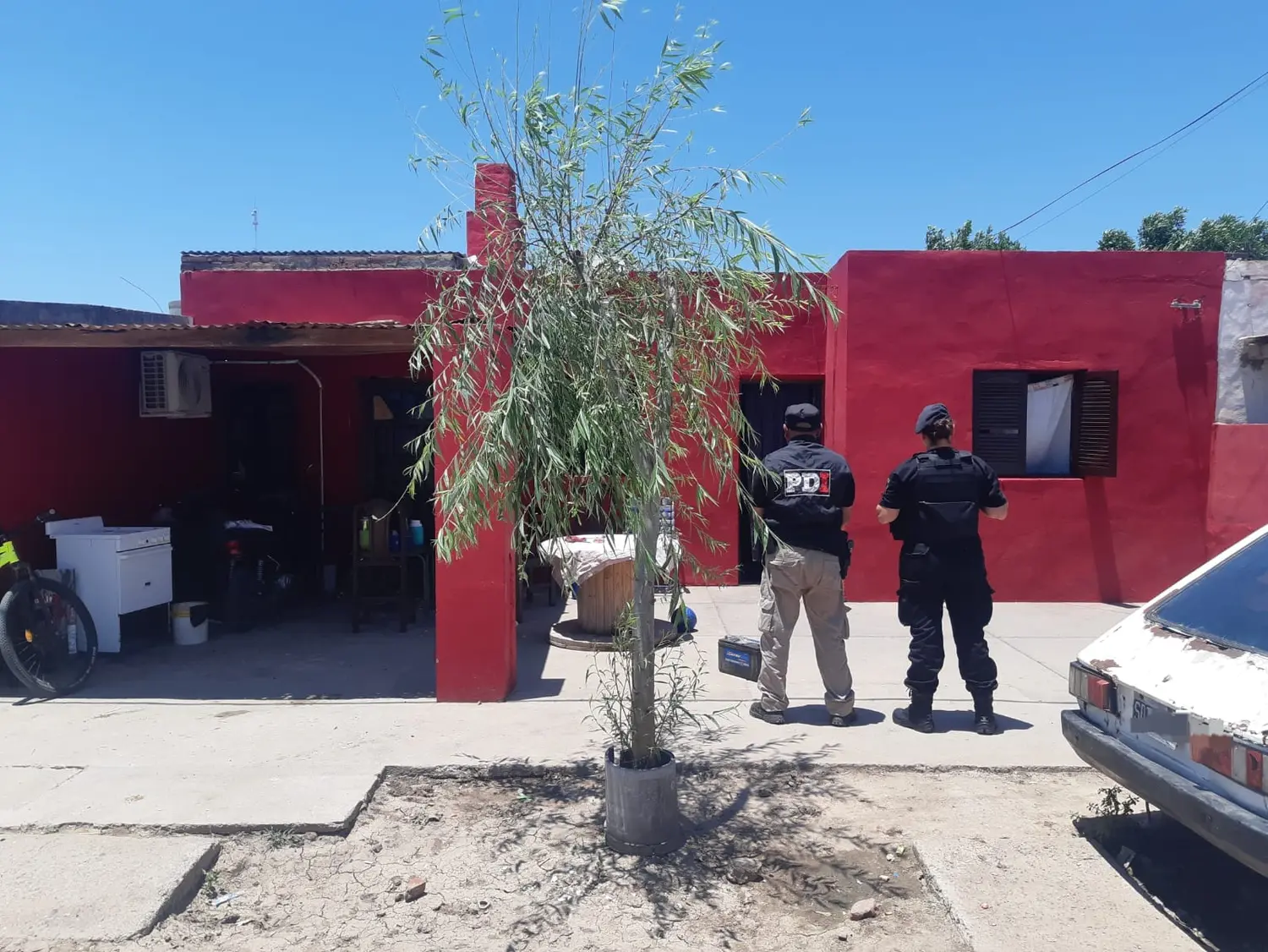 Allanamiento y resistencia a la autoridad: intentó darse a la fuga, pero fue interceptado y reducido