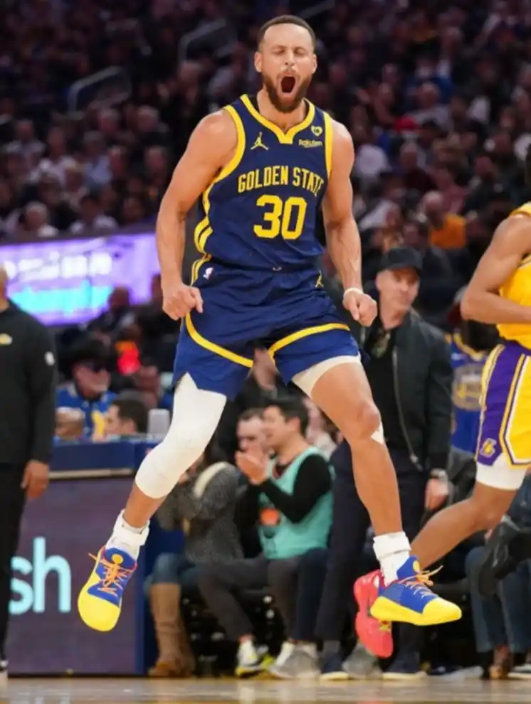 Así fue la asistencia sin mirar de Stephen Curry que produjo el delirio