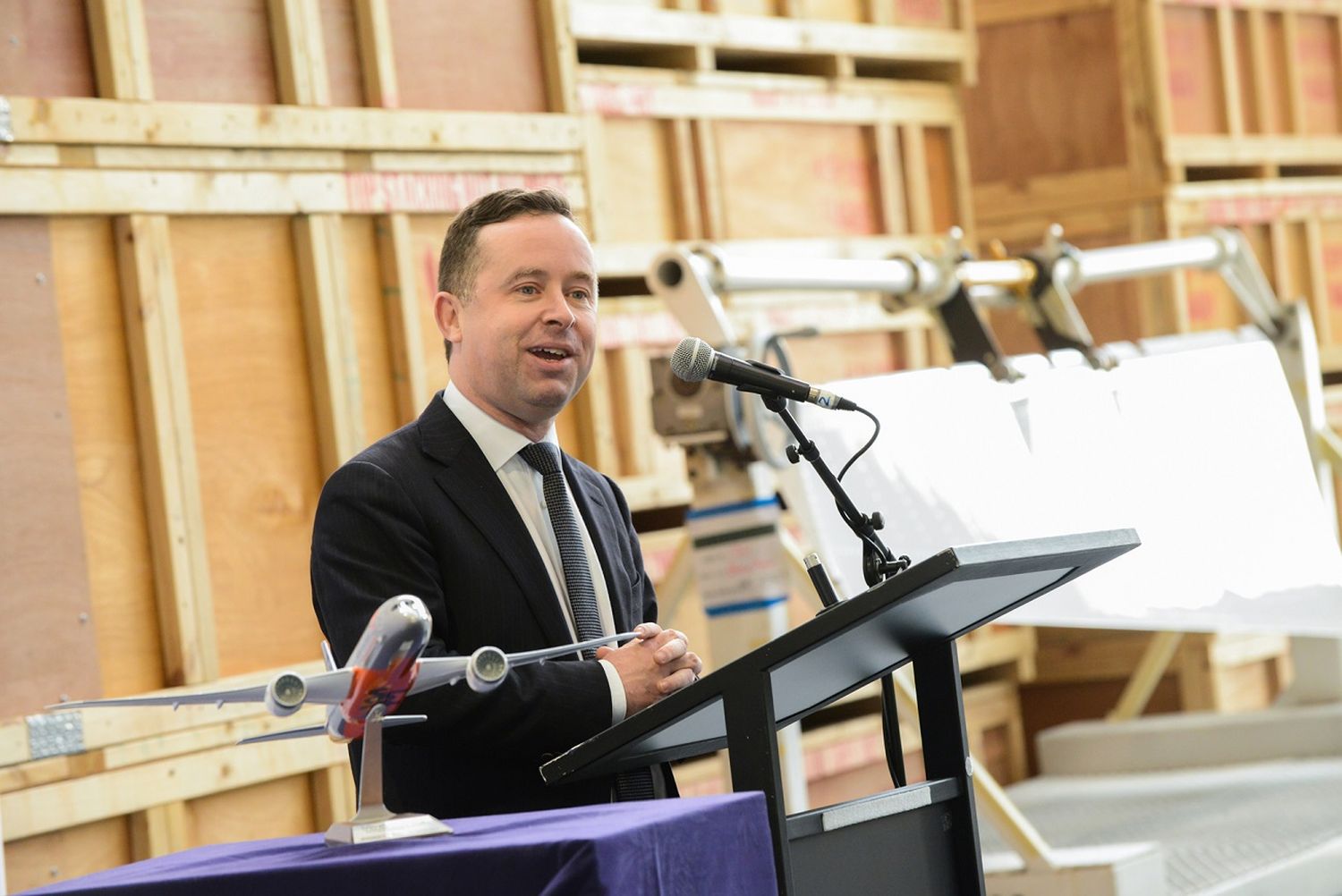 Qantas CEO criticised for salary raise despite problems faced by the company