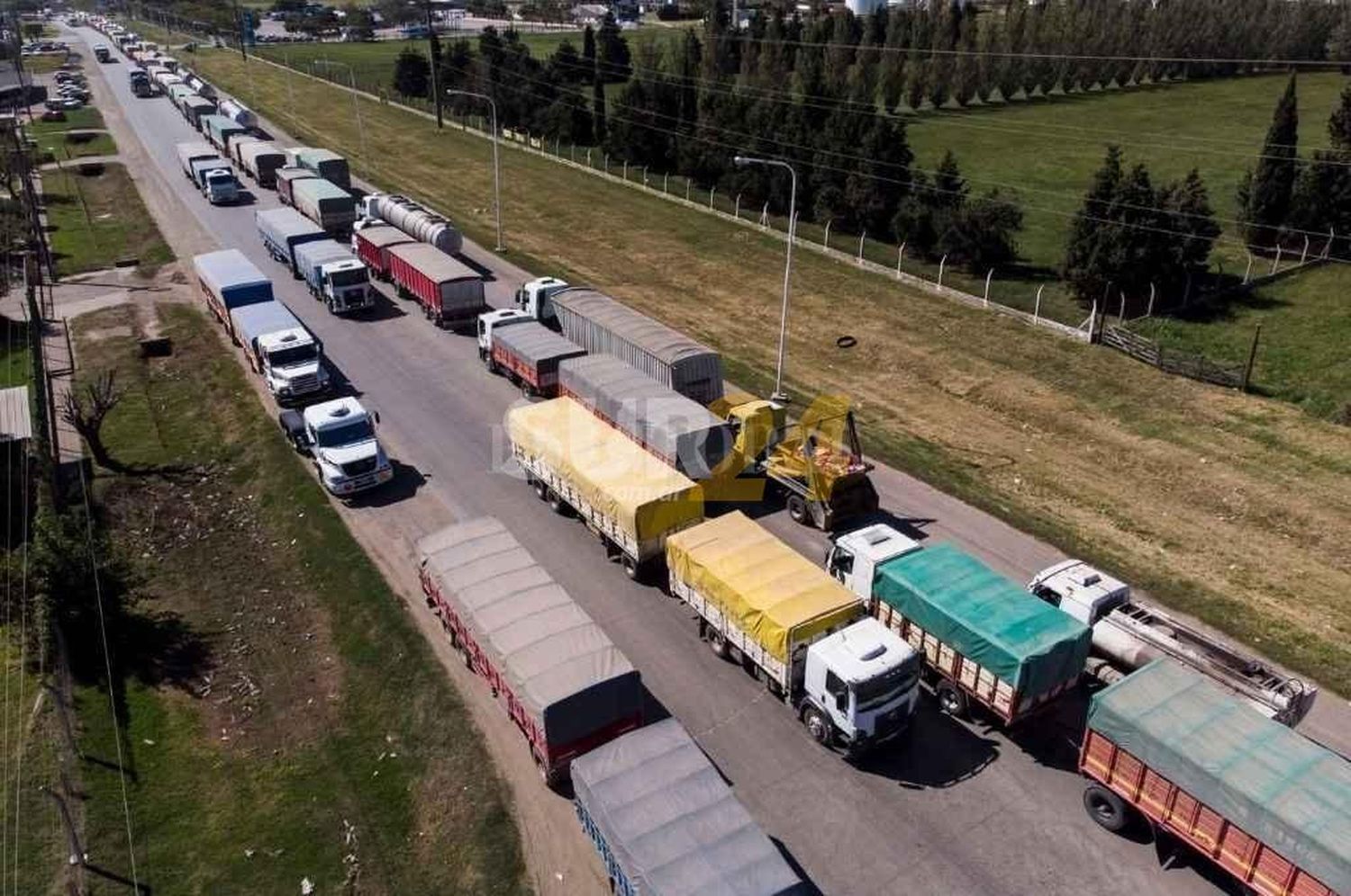 Ni los camiones con gasoil se salvan de la falta de combustible