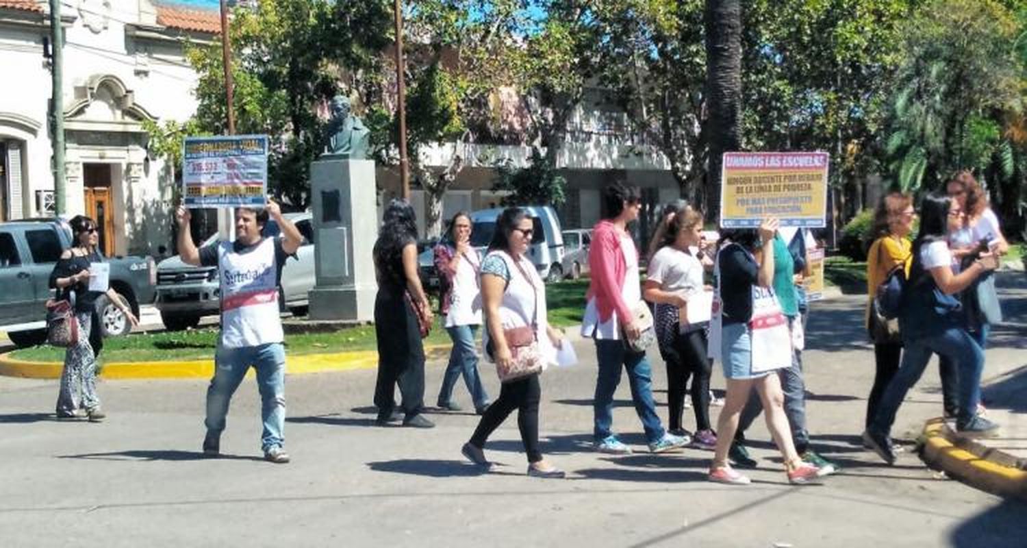 Docentes  distribuyen volantes en el centro