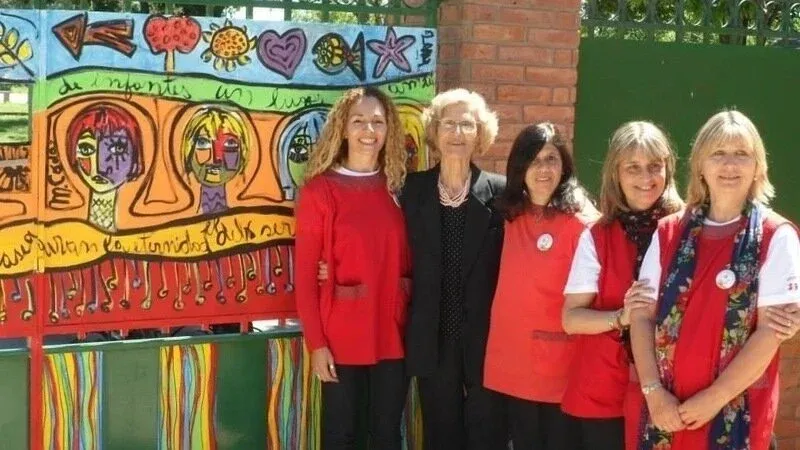 Años atrás, imagen de Haydée Shaade y docentes del Jardín N° 8 que encabeza la petición en el sitio web change.org