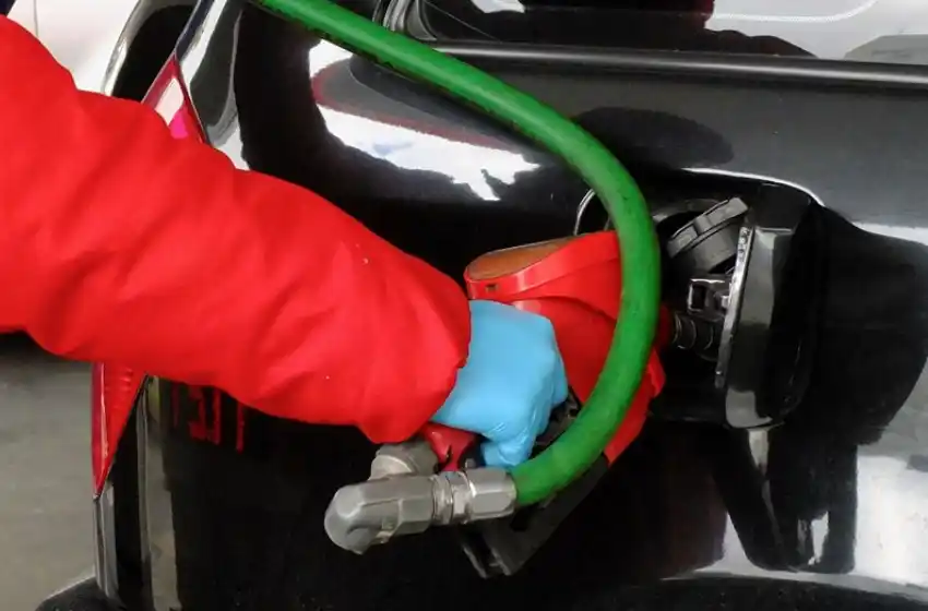 Llenar un tanque de nafta cuesta 60% más que hace un año